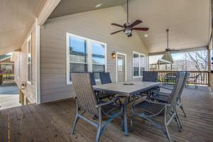 Patio nebo venkovní prostory v ubytování River Ridge on the Guadalupe - Riverfront with Large Deck, Direct Float Access & Cliff Side Views