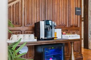 een tafel met een koffiezetapparaat bovenop bij Sonoma Stonehouse Suite 9 in Bak +34 foto's