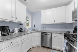 Nhà bếp/bếp nhỏ tại Willow Haven 2BR Cozy Retreat, Close to Hartford