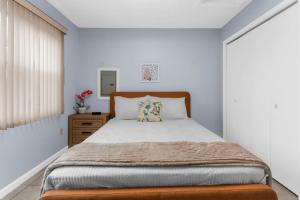 Giường trong phòng chung tại Willow Haven 2BR Cozy Retreat, Close to Hartford