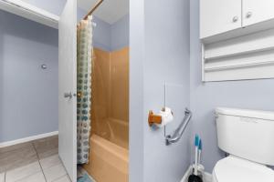 Phòng tắm tại Willow Haven 2BR Cozy Retreat, Close to Hartford +40 ảnh