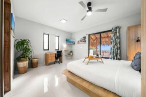 Ένα ή περισσότερα κρεβάτια σε δωμάτιο στο Beach Hut +23 φωτογραφίες