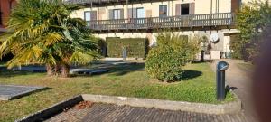 een park met een palmboom en een gebouw bij Fante di Coppe in Torre Boldone