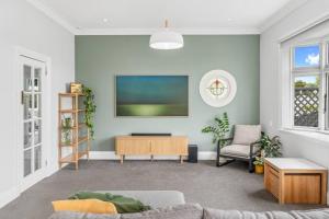 TV/trung tâm giải trí tại Tranquil Garden Retreat - 3min from CBD