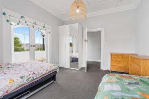 Giường trong phòng chung tại Tranquil Garden Retreat - 3min from CBD