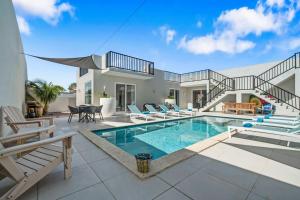 eine Villa mit Swimmingpool und Terrasse in der Unterkunft DayDream Villa in Palm-Eagle Beach