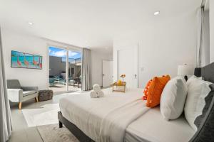 ein Schlafzimmer mit einem großen Bett und ein Wohnzimmer in der Unterkunft DayDream Villa in Palm-Eagle Beach + 48 Fotos