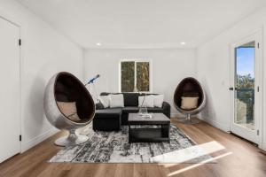 un soggiorno con un divano e due poltrone di Bayview Bliss a Canyon