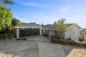 una casa con garage e vialetto di Bayview Bliss a Canyon