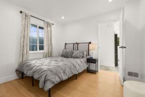 una camera da letto bianca con un letto e una finestra di Bayview Bliss a Canyon