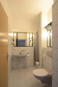 ケルブラにあるLand-gut-Hotel Barbarossaの白いバスルーム(洗面台、トイレ付)