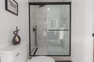una doccia in vetro in un bagno con WC di Bayview Bliss a Canyon Altre 29 foto