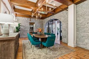 een eetkamer met een houten tafel en blauwe stoelen bij Sonoma Stonehouse Hotel in Bak