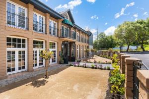 aominiumgebouw met bloemen ervoor bij Sonoma Stonehouse Hotel in Bak