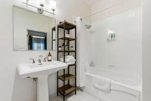 een badkamer met een wastafel, een toilet en een douche bij Sonoma Stonehouse Hotel in Bak +72 foto's