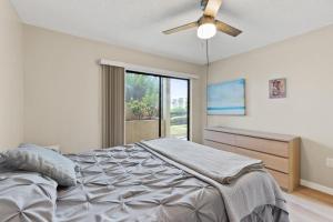 a bedroom with a bed and a ceiling fan at IMG Condo Near Golf Course in Bradenton +7 photos