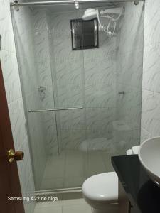 een douche met een glazen deur in een badkamer bij Casa punta del este in Paipa
