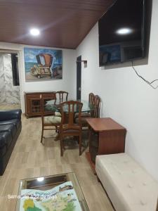 een woonkamer met een bank en een tafel bij Casa punta del este in Paipa