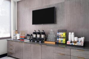 a counter with a television on a wall at Aiden by Best Western Berkeley in Berkeley +30 photos