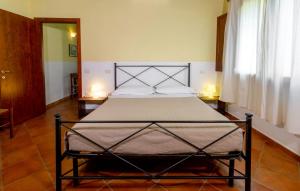 a bed in a room with two lamps on tables at Agriturismo Il Cerrosughero in Scarlino