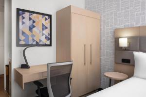 a bedroom with a desk and a bed and a desk and a chair at Aiden by Best Western Berkeley in Berkeley