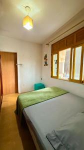 een slaapkamer met een bed en een raam bij O Sol da Manhã in Rio de Janeiro