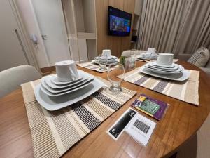 LK Centro 11 في بيلو هوريزونتي: طاولة خشبية عليها لوحات وقبعات