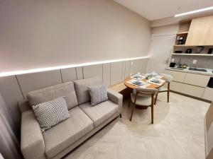 LK Centro 11 في بيلو هوريزونتي: غرفة معيشة بها أريكة وطاولة