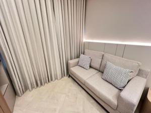 LK Centro 11 في بيلو هوريزونتي: غرفة معيشة صغيرة مع أريكة وستائر +27 صورة