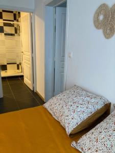 Postel nebo postele na pokoji v ubytování La petite maison dans la prairie