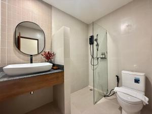 ein Badezimmer mit Waschbecken, Spiegel und Toilette in der Unterkunft Little Stay Bophut - Samui in Ko Samui + 47 Fotos