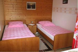 En eller flere senge i et værelse på Haus-Schneider-kleine-Ferienwohnung