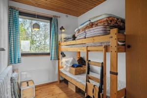 a room with two bunk beds and a window at 8027-Kalvehave-Ulvsundvej-27 in Kalvehave