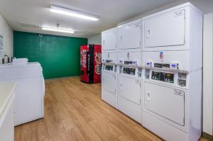 Kuchyň nebo kuchyňský kout v ubytování HomeTowne Studios by Red Roof Winston-Salem - University Pkwy