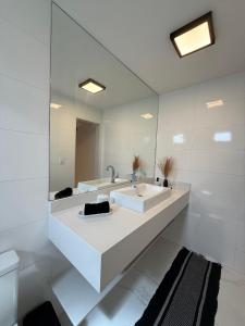 ein Badezimmer mit Waschbecken und Spiegel in der Unterkunft Bela casa em Guaratiba in Mato Alto + 38 Fotos