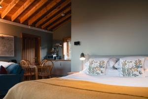 Giường trong phòng chung tại The Bothy at Coneloch