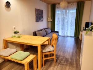 una sala de estar con una mesa y un sofá en Nature Fun Apartments - Ruhige Lage nahe Pressegger See - Skibus zum Nassfeld - Familien & Hunde willkommen, en Hermagor