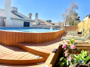 Fotografie z fotogalerie ubytování Renovated 4BR home with private pool, BBQ, ping pong & Free Parking , 20 min from strip v Las Vegas