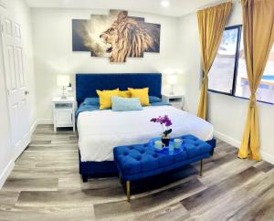 Fotografie z fotogalerie ubytování Renovated 4BR home with private pool, BBQ, ping pong & Free Parking , 20 min from strip v Las Vegas