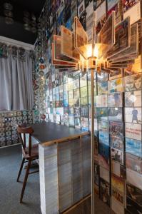 a dining room with a table and a chair at De Groene Afslag Kunsthotel in Bussum
