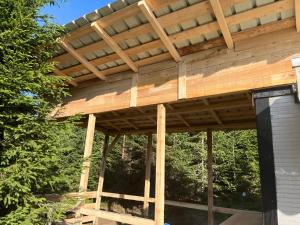 un pergolato in legno in cima a una casa di Adriana Phoenix's Bird a Horezu