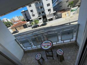 En balkon eller terrasse på APTO próx da praia com garagem