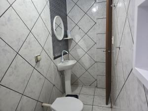 een witte badkamer met een toilet en een wastafel bij Hotel Danubio in Cuiabá +26 foto's