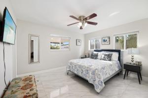 una camera da letto con un letto e un ventilatore a soffitto di Villa Hanna a Lighthouse Point Altre 35 foto