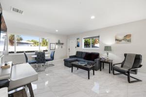 un soggiorno con divano e sedie di Villa Hanna a Lighthouse Point