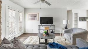 ein Wohnzimmer mit Sofa und Tisch in der Unterkunft Landing Apartments - Denton in Denton