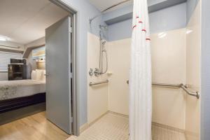 Ένα μπάνιο στο HomeTowne Studios by Red Roof Princeton - Ewing/ Lawrenceville +23 φωτογραφίες