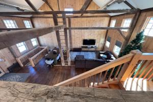 una vista di un soggiorno in una baita di legno di Spacious Barn House experience! a Hellertown