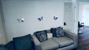 een woonkamer met een bank met kussens erop bij Quiet Private Room at McAfee Shared Bathroom Room 3 in Decatur