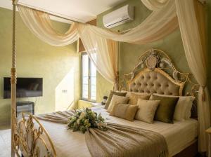 Una cama o camas en una habitación de City Center Urban Artist